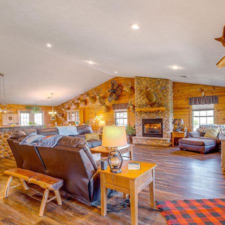 Spacious Ozarks Family Home - Private Pool And Grill Bourbon Kültér fotó