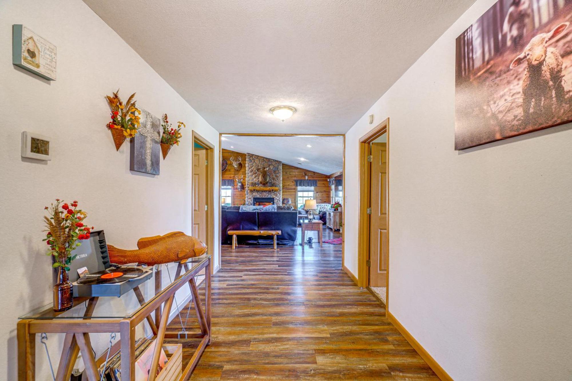 Spacious Ozarks Family Home - Private Pool And Grill Bourbon Kültér fotó