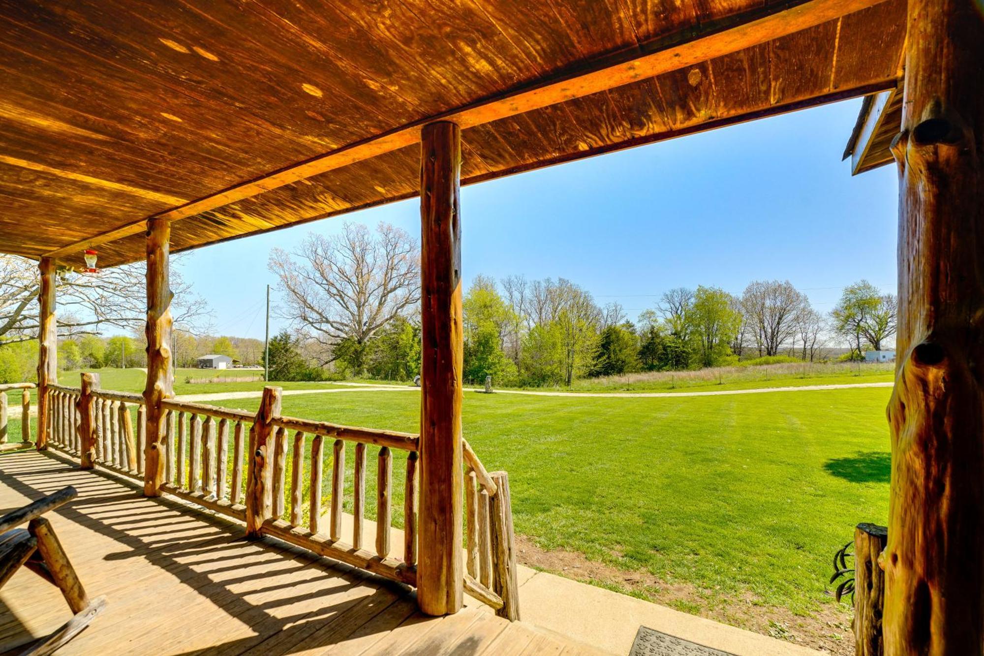 Spacious Ozarks Family Home - Private Pool And Grill Bourbon Kültér fotó