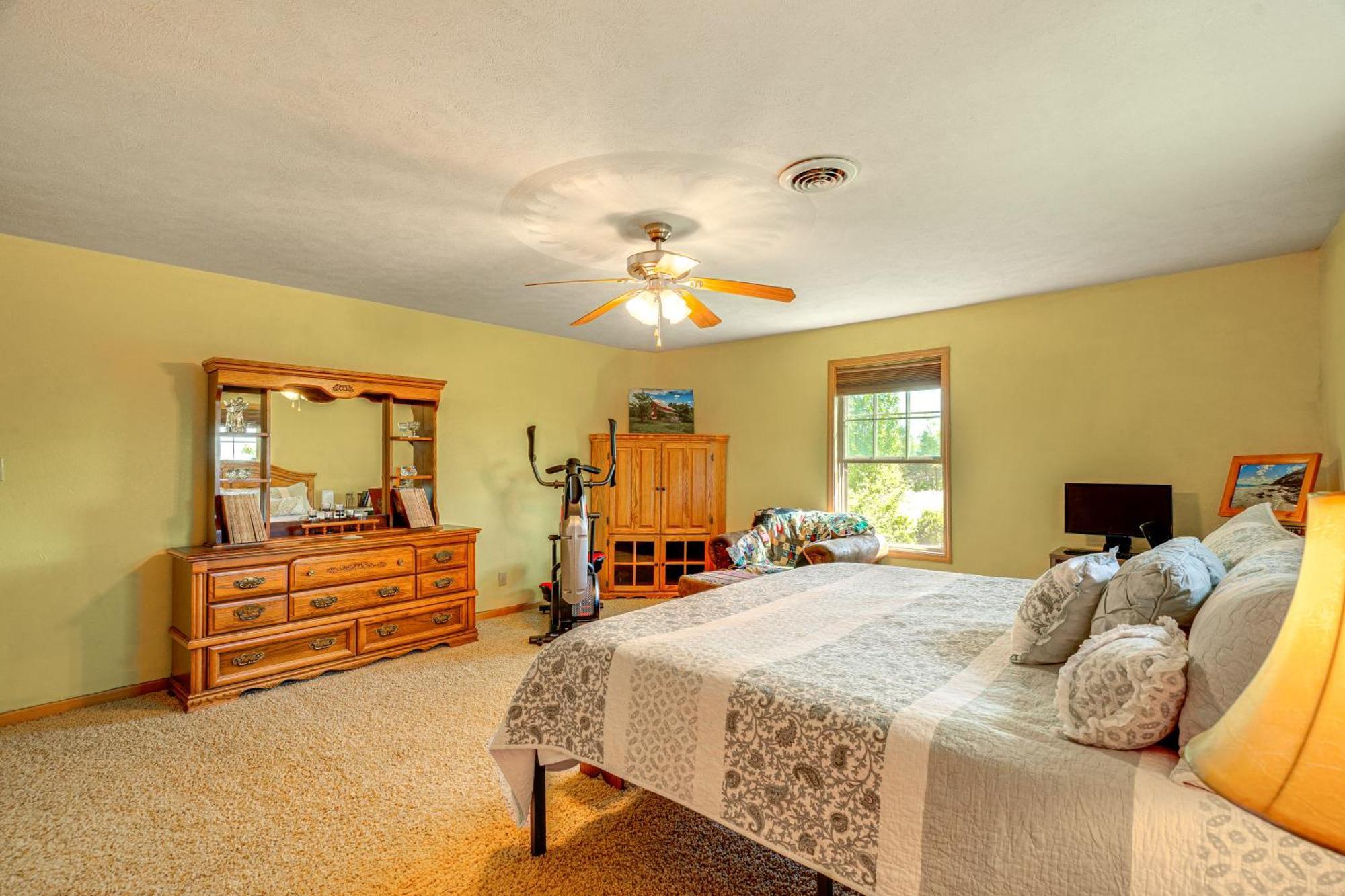 Spacious Ozarks Family Home - Private Pool And Grill Bourbon Kültér fotó
