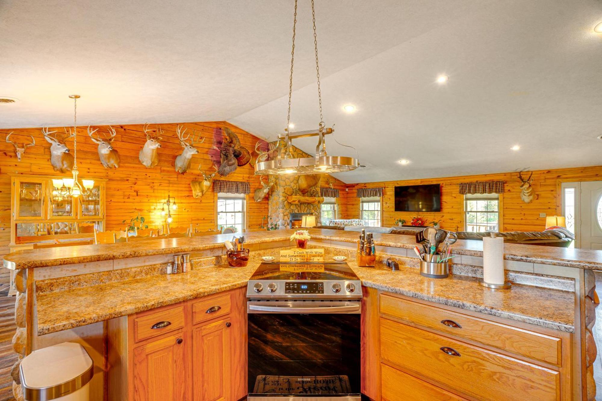 Spacious Ozarks Family Home - Private Pool And Grill Bourbon Kültér fotó