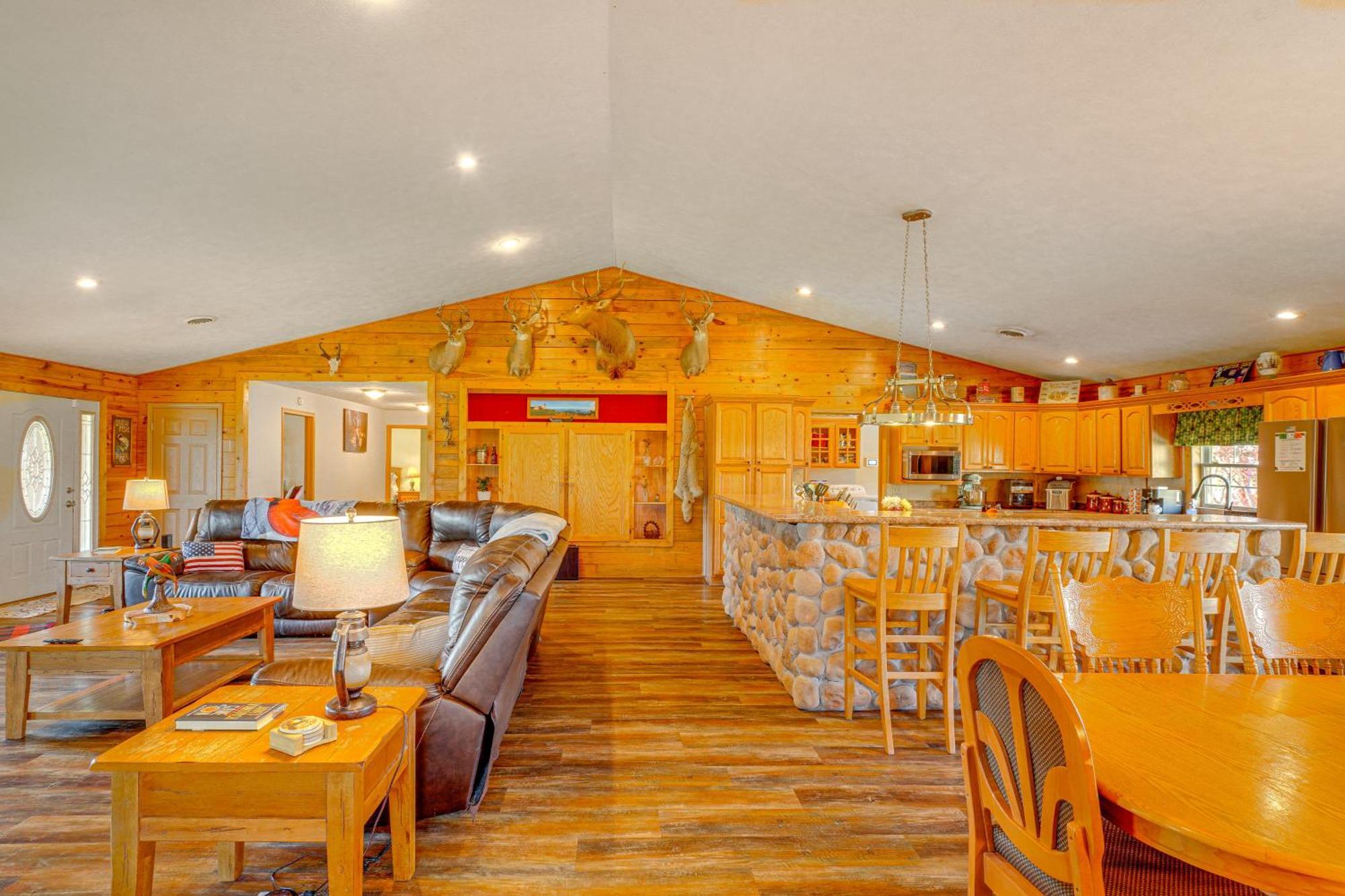 Spacious Ozarks Family Home - Private Pool And Grill Bourbon Kültér fotó