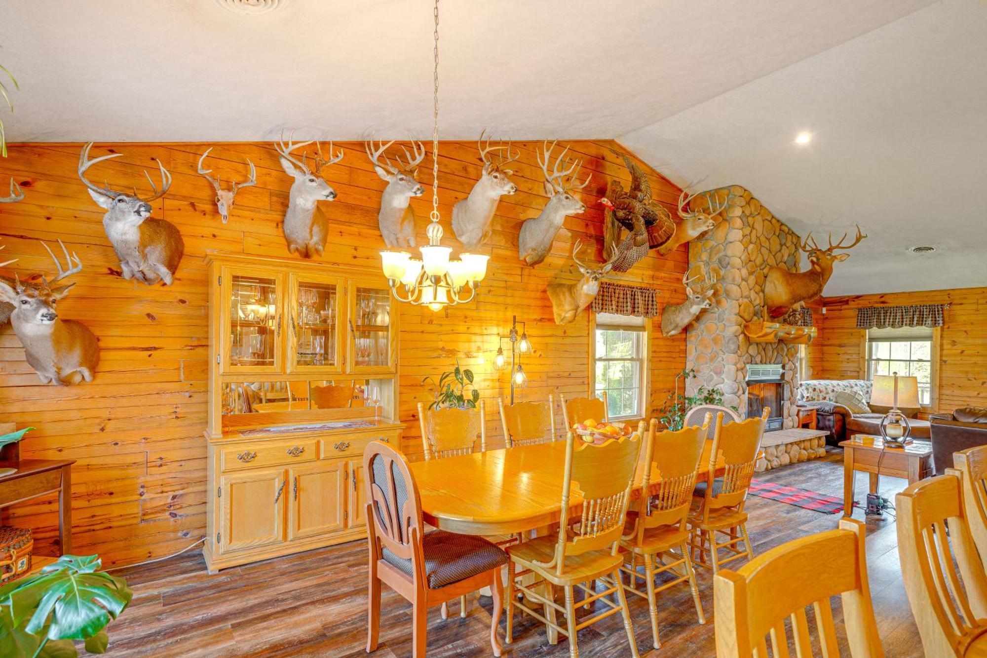Spacious Ozarks Family Home - Private Pool And Grill Bourbon Kültér fotó