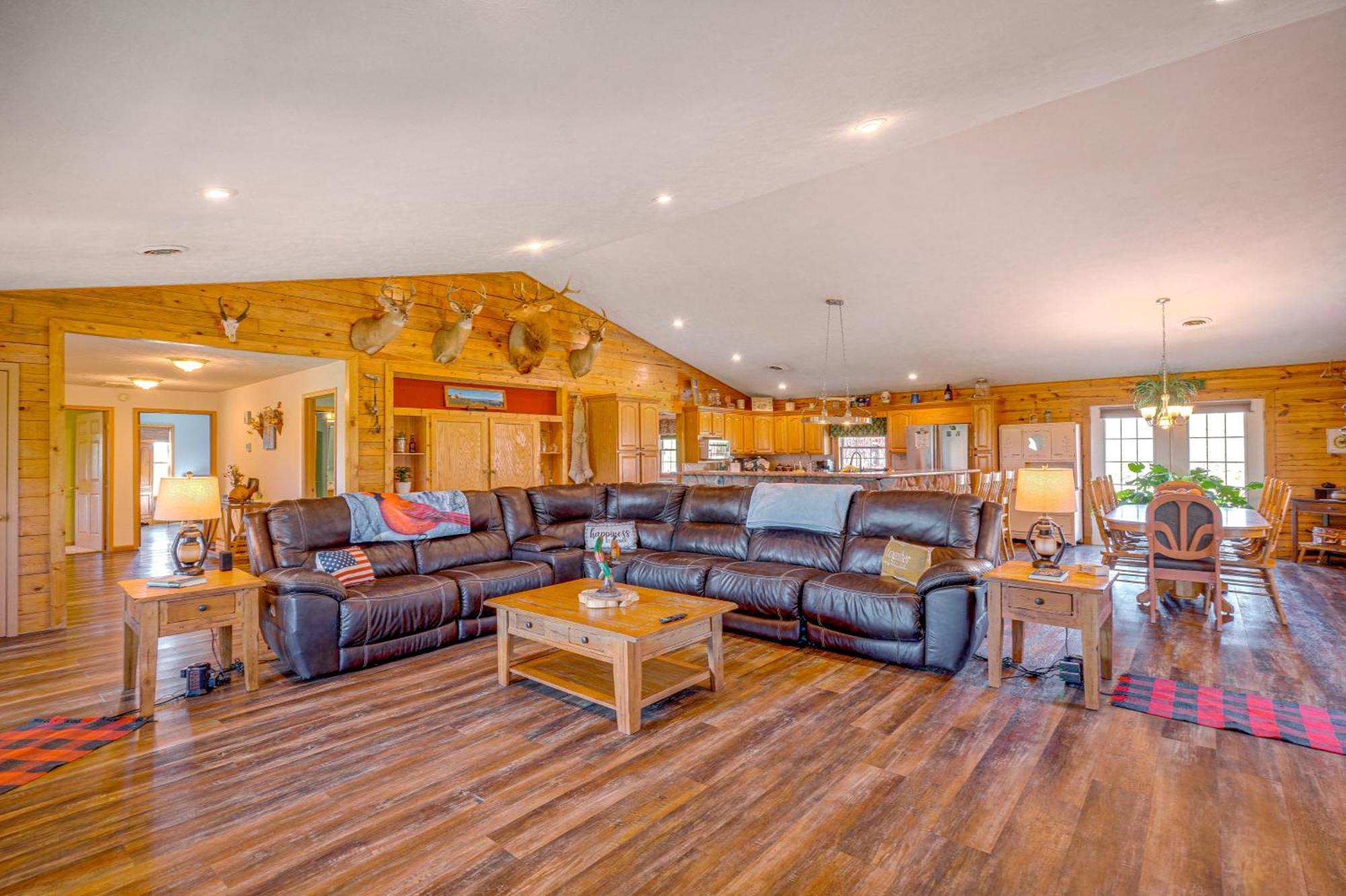 Spacious Ozarks Family Home - Private Pool And Grill Bourbon Kültér fotó