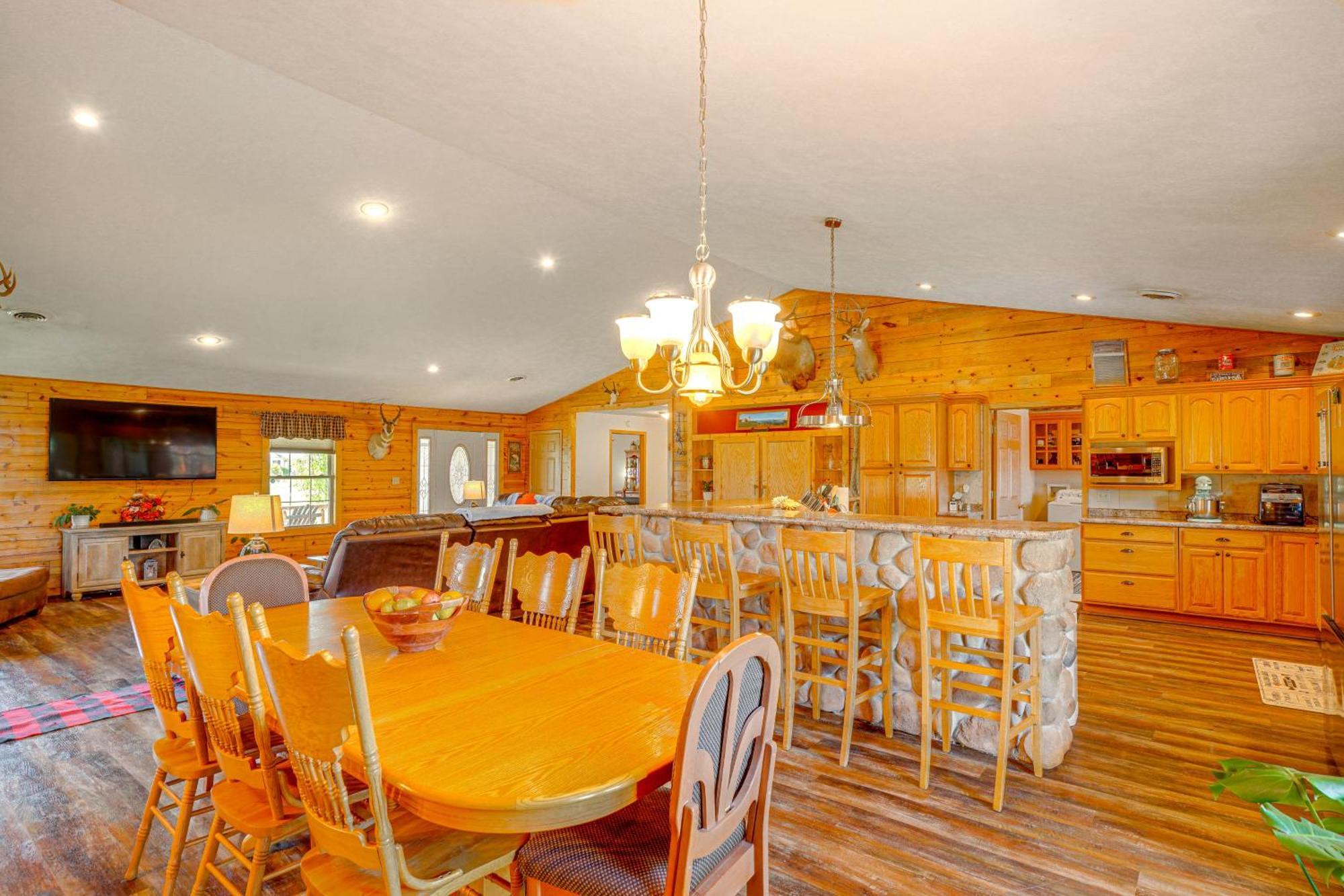 Spacious Ozarks Family Home - Private Pool And Grill Bourbon Kültér fotó