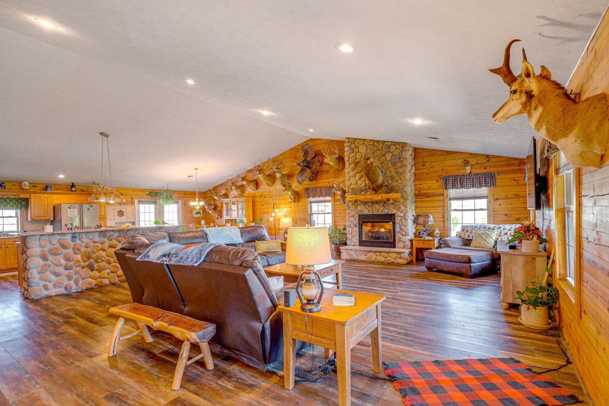 Spacious Ozarks Family Home - Private Pool And Grill Bourbon Kültér fotó