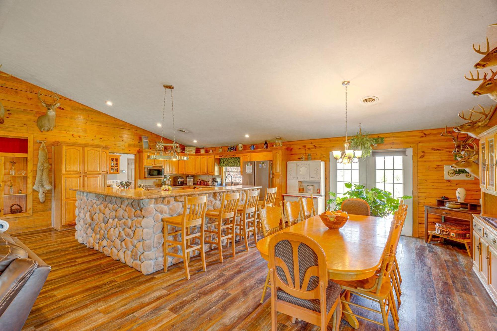 Spacious Ozarks Family Home - Private Pool And Grill Bourbon Kültér fotó