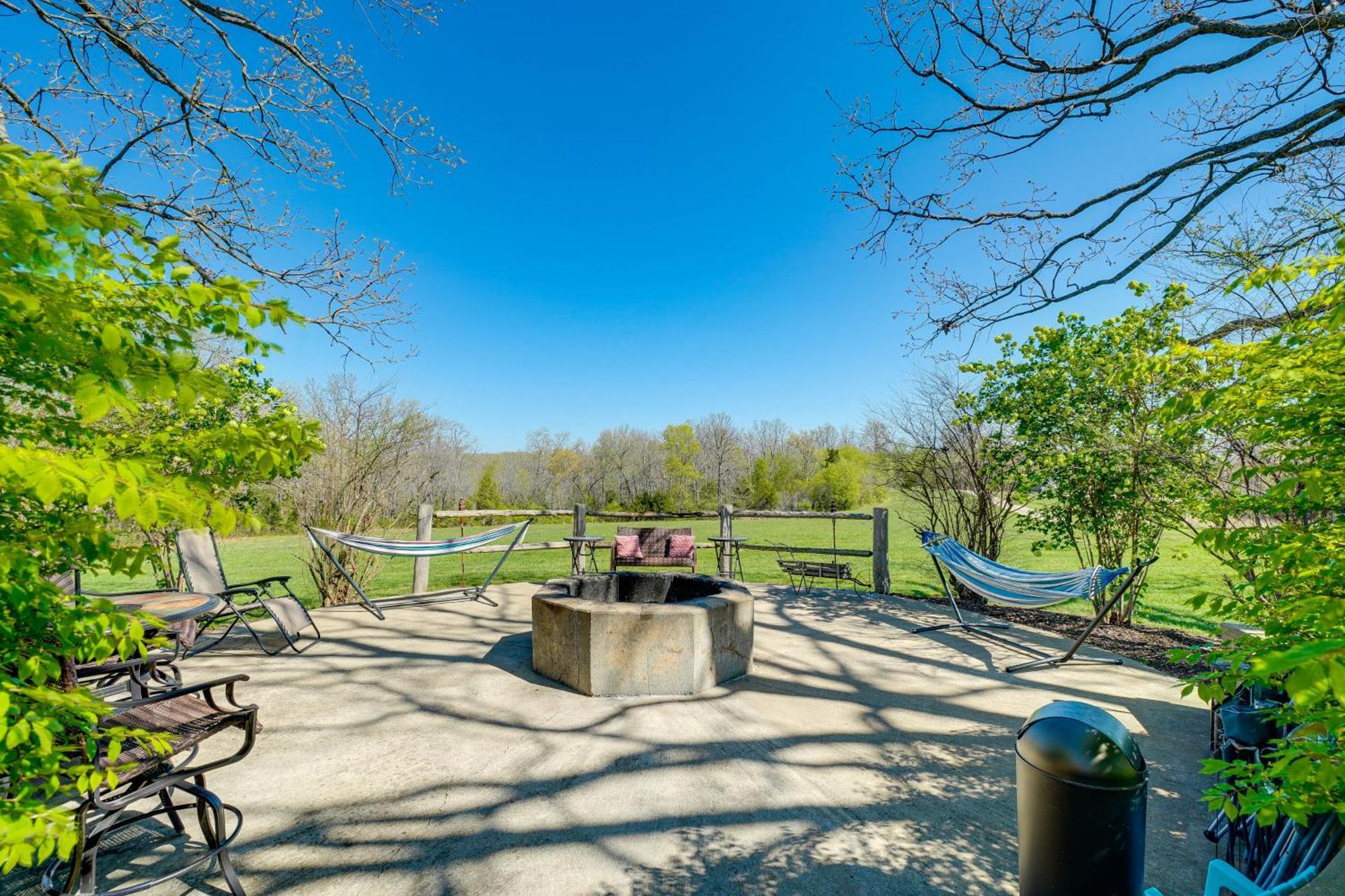 Spacious Ozarks Family Home - Private Pool And Grill Bourbon Kültér fotó