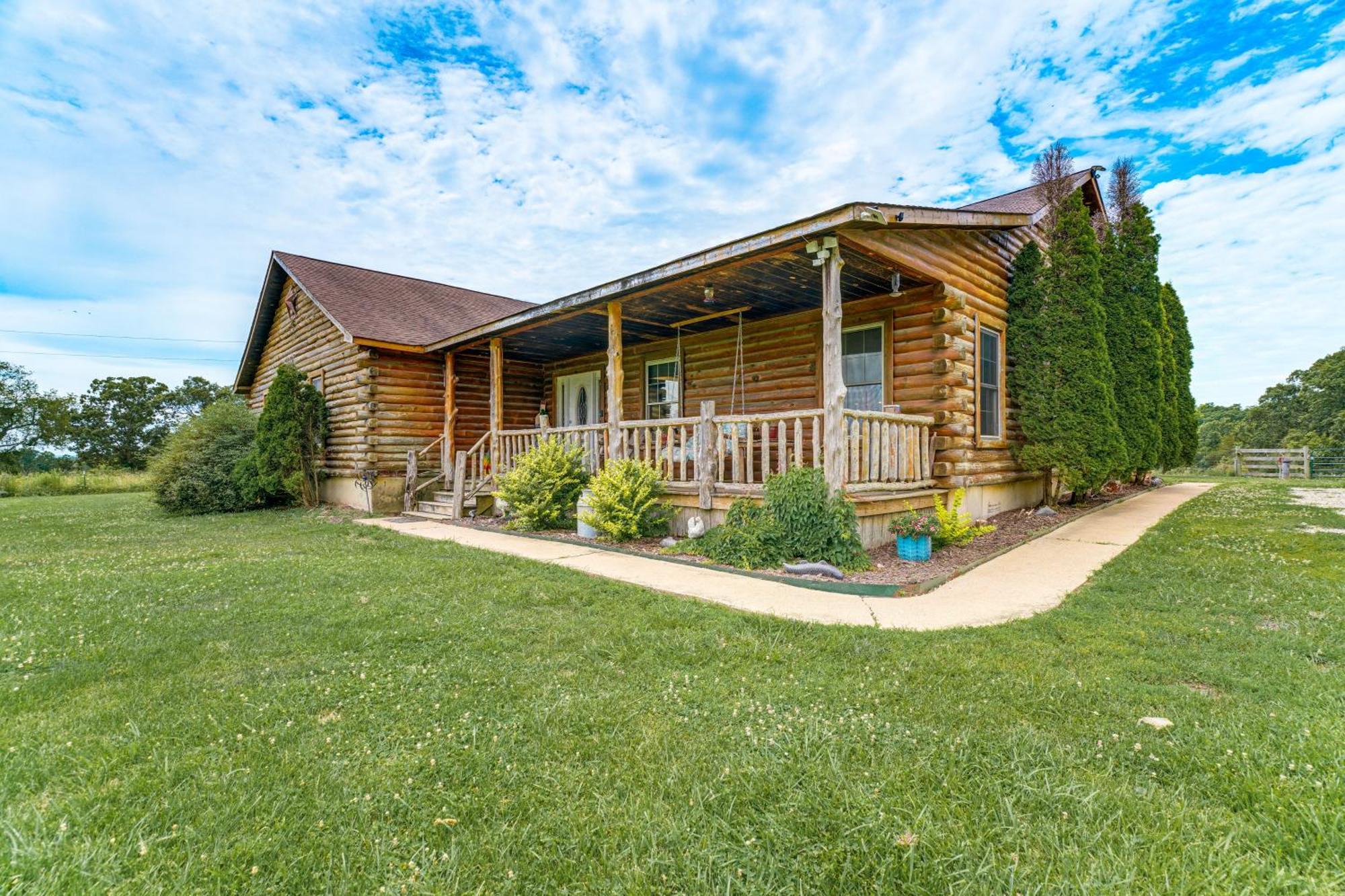 Spacious Ozarks Family Home - Private Pool And Grill Bourbon Kültér fotó