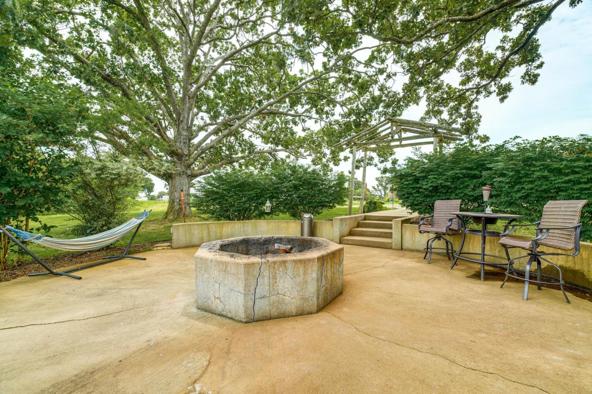 Spacious Ozarks Family Home - Private Pool And Grill Bourbon Kültér fotó